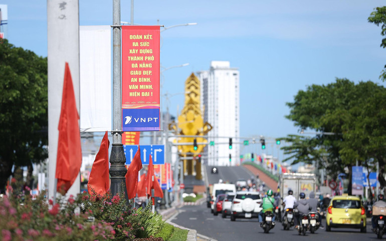 Các khu vực trung tâm đều rực rỡ cờ hoa. Các khu vực trung tâm đều rực rỡ cờ hoa.