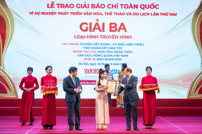 Tác giả của Truyền hình Nhân Dân nhận giải Ba.