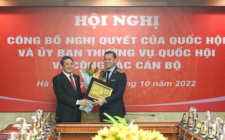 Phó Chủ tịch Quốc hội Nguyễn Đức Hải tặng hoa chúc mừng đồng chí Ngô Văn Tuấn.