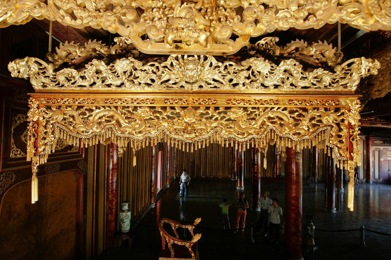 Bửu tán trên ngai vàng.