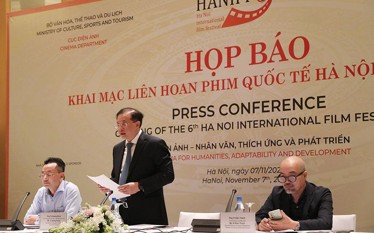 Thứ trưởng Tạ Quang Đông phát biểu tại buổi họp báo.