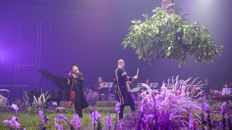 Trường quay MV được đầu tư bài bản, công phu.