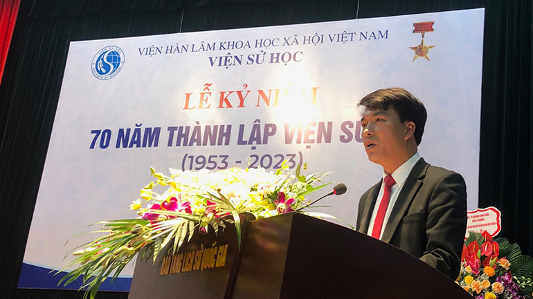 Tiến sĩ Lê Quang Chắn, Phó Viện trưởng điều hành Viện Sử học phát biểu tại lễ kỷ niệm. Tiến sĩ Lê Quang Chắn, Phó Viện trưởng điều hành Viện Sử học phát biểu tại lễ kỷ niệm.