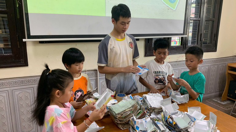 Gom vỏ hộp sữa để tái chế.