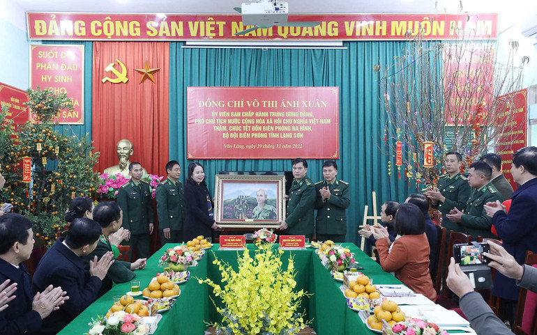 Phó Chủ tịch nước Võ Thị Ánh Xuân, tặng bức chân dung Bác Hồ với lực lượng vũ trang cho đồn biên phòng Na Hình, Văn Lãng (Lạng Sơn).