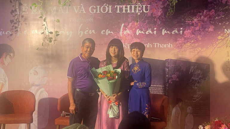 Tác giả Hồ Điệp Thanh Thanh và gia đình.