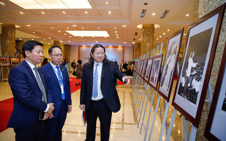 Các đại biểu tham quan triển lãm.