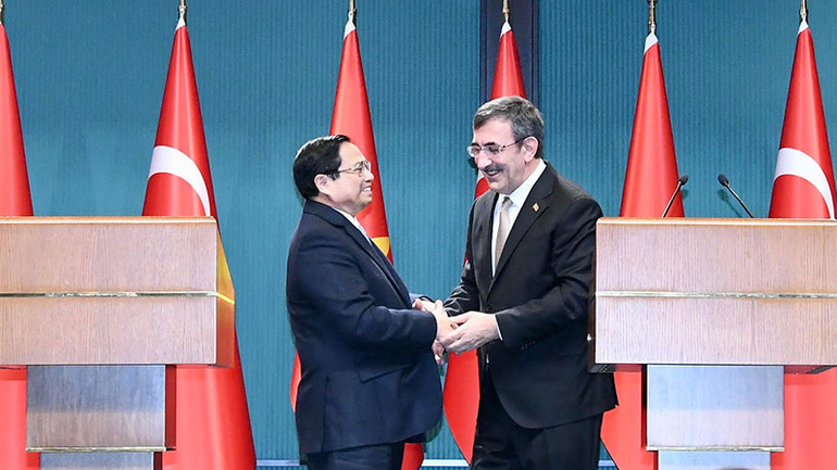 Thủ tướng Phạm Minh Chính và Phó Tổng thống Cevdet Yilma bắt tay sau khi kết thúc họp báo.