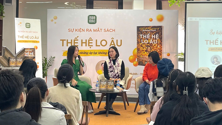 Đề tài của sách thu hút đông đảo bạn đọc trẻ.