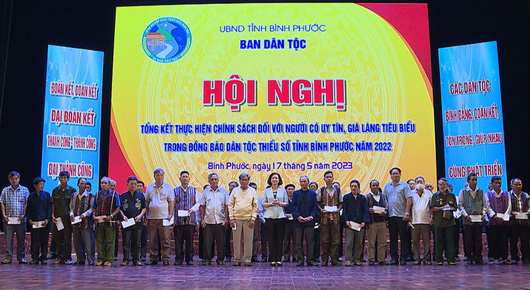 Già làng tiêu biểu, người có uy tín trong cộng đồng chụp ảnh lưu niệm với lãnh đạo tỉnh Bình Phước.