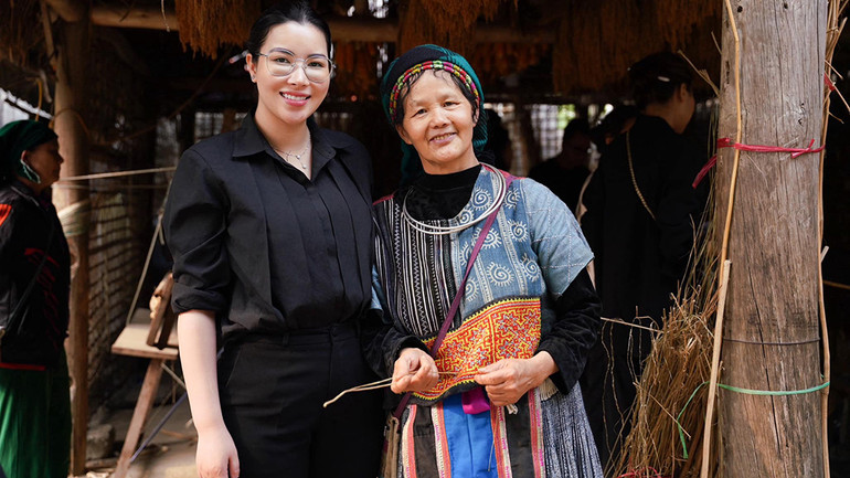 Phương Đông và nghệ nhân Vàng Thị Mai (HTX Lùng Tám, Hà Giang)