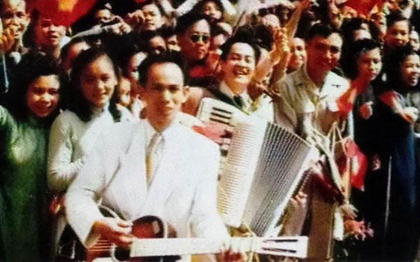 Nhạc sĩ Nguyễn Văn Quỳ trong ngày giải phóng. (Hình ảnh từ phim tư liệu) Nhạc sĩ Nguyễn Văn Quỳ trong ngày giải phóng. (Hình ảnh từ phim tư liệu)