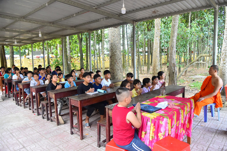 Dạy chữ Khmer ở các chùa Phật giáo Nam Tông từ trước đến nay đã trở thành truyền thống ở tỉnh Trà Vinh. Toàn bộ 143 chùa đều mở lớp dạy tiếng Khmer.