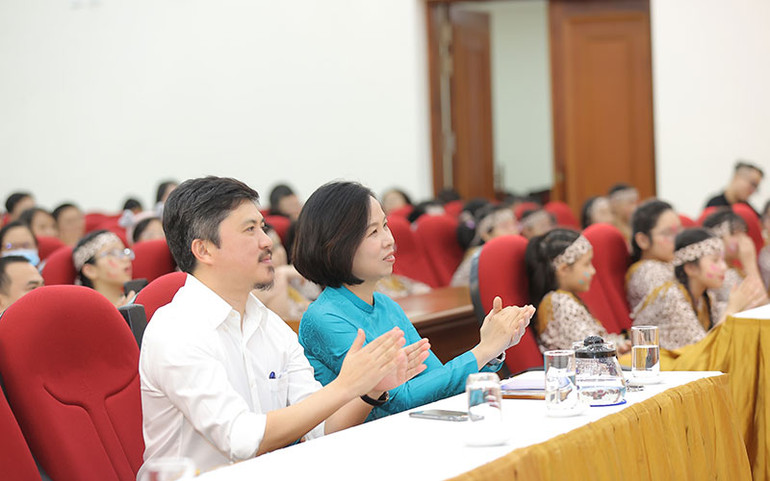 Tổng Giám đốc Thông tấn xã Việt Nam Vũ Việt Trang và Tổng Biên tập Báo Thể thao và Văn hóa Lê Xuân Thành tại Lễ trao giải.