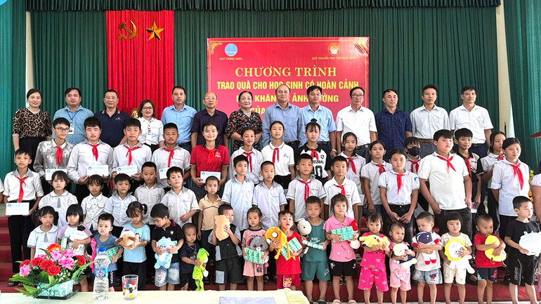 Trao quà và học bổng cho các em nhỏ ở Bắc Giang.