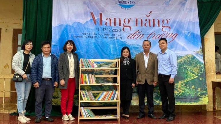 Tặng sách và đồ dùng học tập cho trường Tiểu học Húc (xã Húc, huyện Hướng Hóa, Quảng Trị).