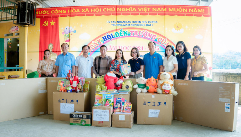 Tặng thiết bị học tập, đồ chơi cho trường mầm non Động Đạt 1, huyện Phú Lương, Thái Nguyên.