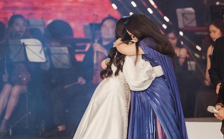 Tố Nga ôm đồng nghiệp khóc trên sân khấu.