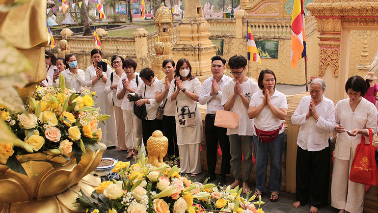 Tết Chol ChnămThmây thu hút đông đảo Phật tử tham dự. Tết Chol ChnămThmây thu hút đông đảo Phật tử tham dự.