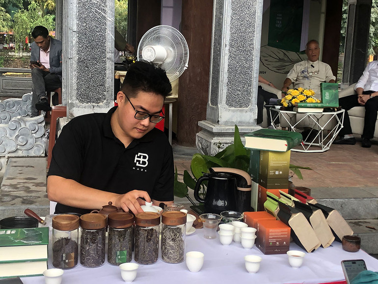 Không gian thưởng trà dành cho độc giả. Không gian thưởng trà dành cho độc giả.