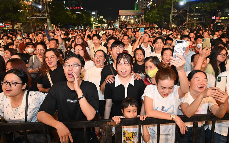 Đông đảo khán giả đến xem chương trình trong ngày khai mạc. (Ảnh: QUỐC THANH)