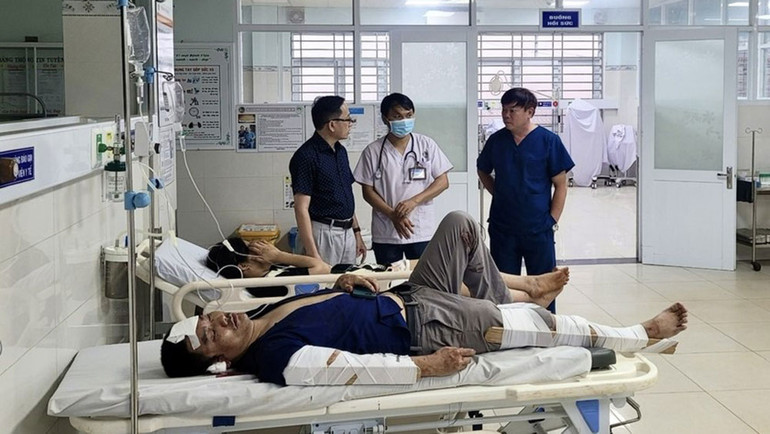 Bệnh viện Đa khoa tỉnh cấp cứu, chữa trị cho các nạn nhân trong vụ tai nạn giao thông tại Chư Sê.