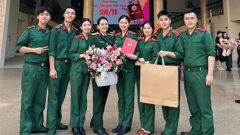 Các học trò chúc mừng cô giáo Lương Nguyệt Anh. Các học trò chúc mừng cô giáo Lương Nguyệt Anh.