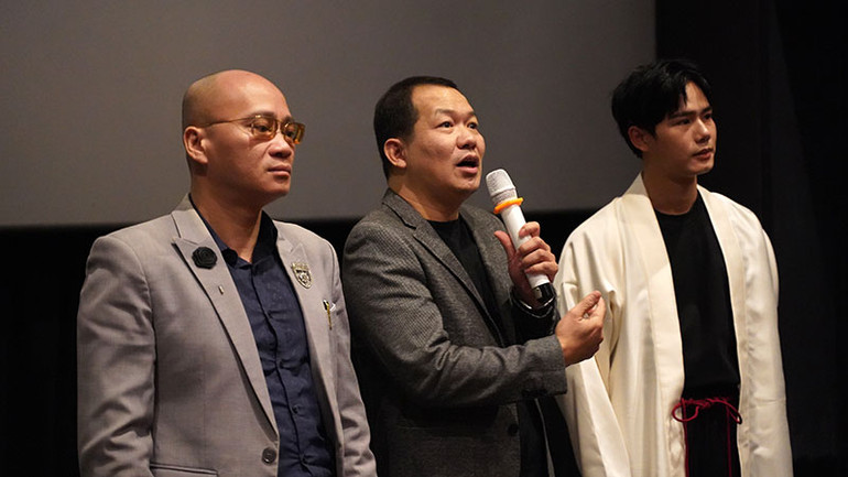 Đạo diễn Lương Đình Dũng (giữa) chia sẻ về bộ phim.