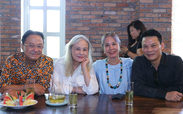 Nhà thơ Hồng Thanh Quang cùng một số văn nghệ sĩ thân thiết.