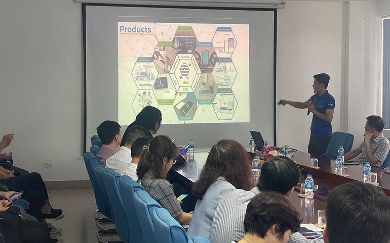 Doanh nghiệp giới thiệu sản phẩm công nghệ cao. Doanh nghiệp giới thiệu sản phẩm công nghệ cao.