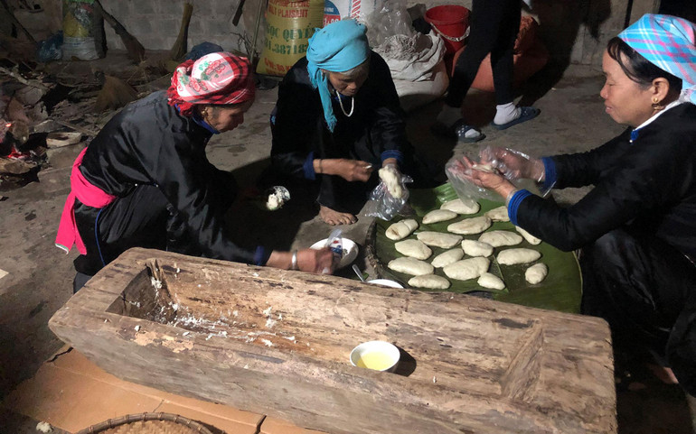 Bánh giã xong được nặn và xếp đều trên lá chuối. Bánh giã xong được nặn và xếp đều trên lá chuối.