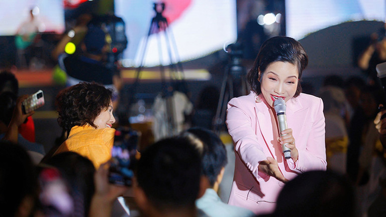 Ca sĩ Mỹ Linh giao lưu với khán giả.