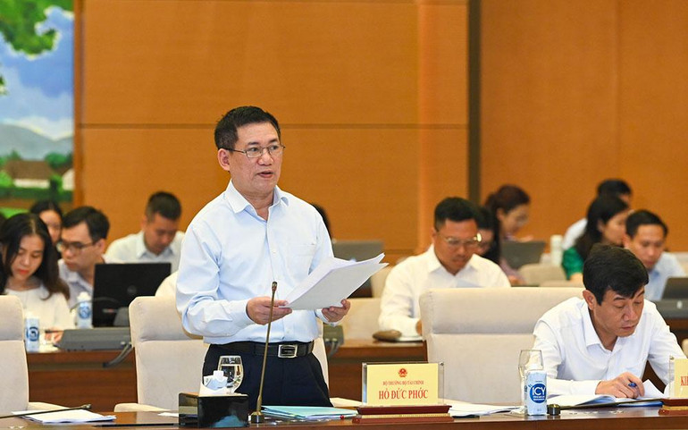 Bộ trưởng Tài chính Hồ Đức Phớc trình bày báo cáo tại buổi làm việc.