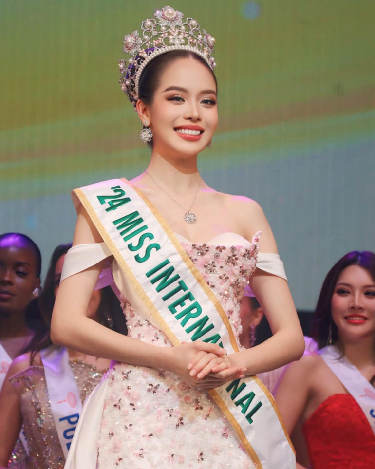 Huỳnh Thị Thanh Thủy trong đêm đăng quang. (Ảnh:Miss International)