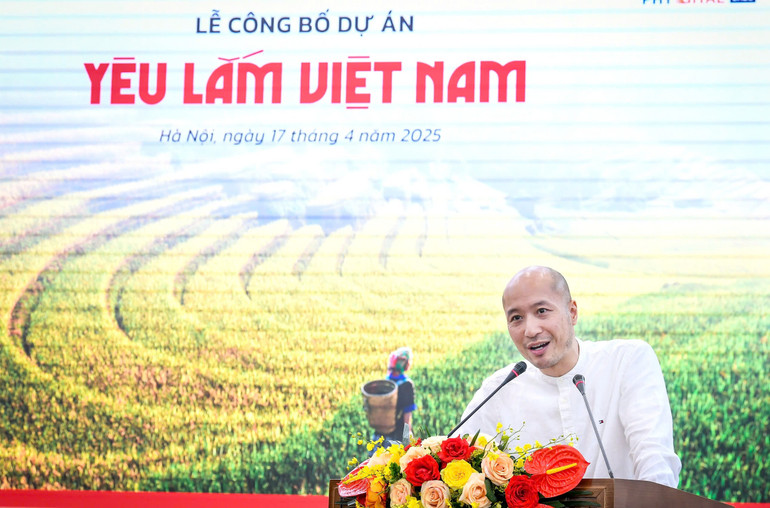 Nhạc trưởng Đồng Quang Vinh mong muốn những dự án như “Yêu lắm Việt Nam” sẽ được chia sẻ rộng rãi. Nhạc trưởng Đồng Quang Vinh mong muốn những dự án như “Yêu lắm Việt Nam” sẽ được chia sẻ rộng rãi.