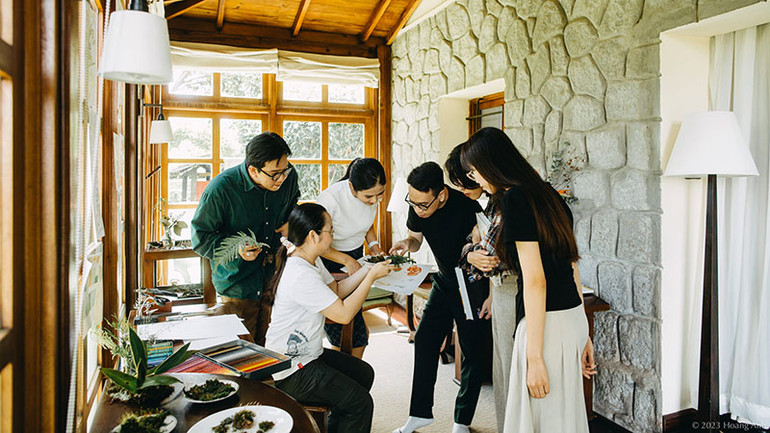 Các họa sĩ tại xưởng nghiên cứu và sáng tác.