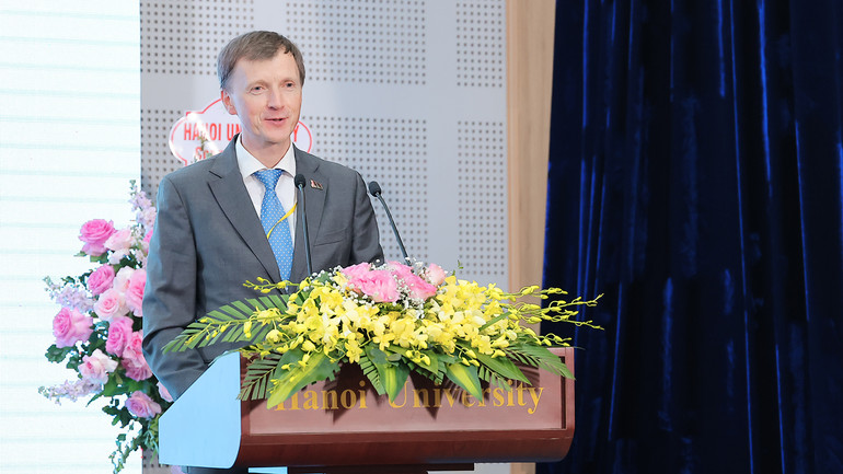 Tham tán Công sứ Đại sứ quán Cộng hòa Belarus tại Việt Nam Sloma Oleg Stanislavovich phát biểu tại lễ khai mạc. Tham tán Công sứ Đại sứ quán Cộng hòa Belarus tại Việt Nam Sloma Oleg Stanislavovich phát biểu tại lễ khai mạc.