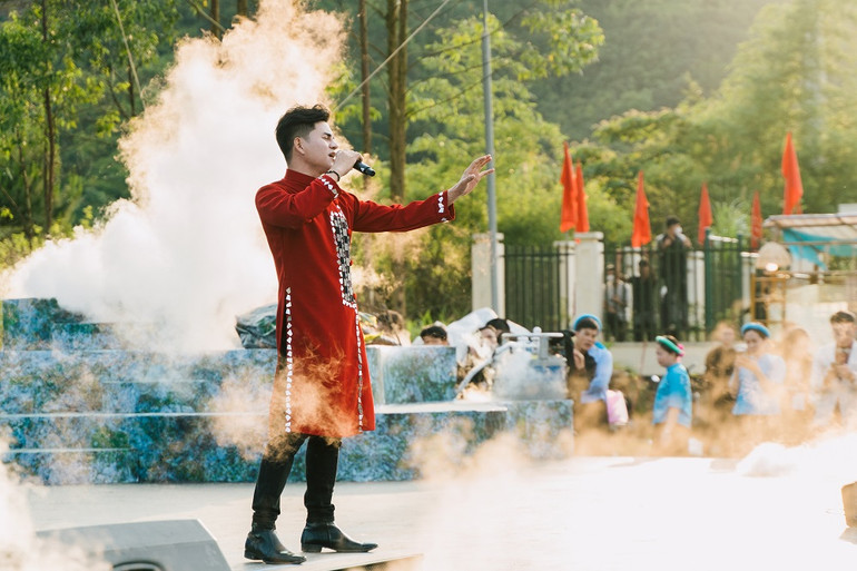 Ca sĩ La Hoàng Quý. Ca sĩ La Hoàng Quý.