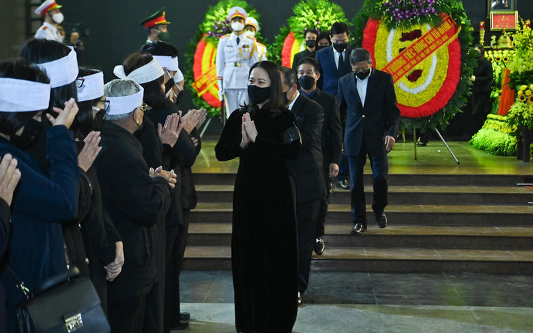 Phó Chủ tịch nước Võ Thị Ánh Xuân chia buồn cùng gia đình đồng chí Vũ Oanh. Phó Chủ tịch nước Võ Thị Ánh Xuân chia buồn cùng gia đình đồng chí Vũ Oanh.