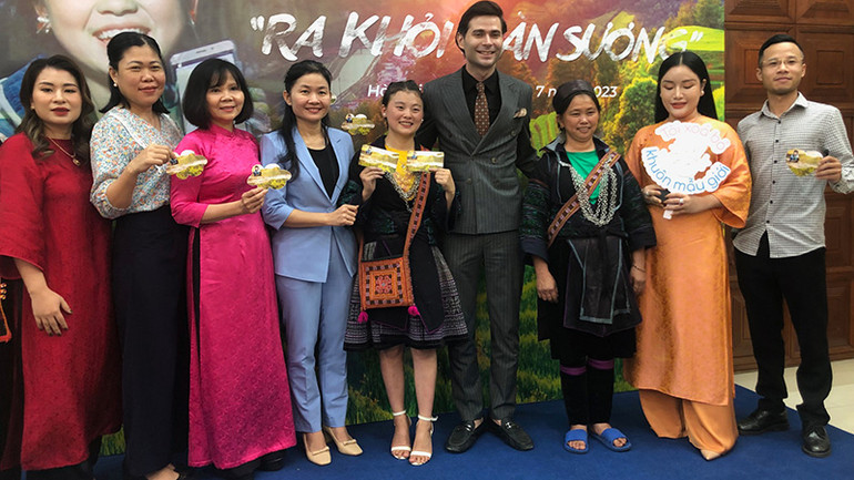 Hai mẹ con chị Say và Di cùng các khách mời, đại biểu tại chương trình.