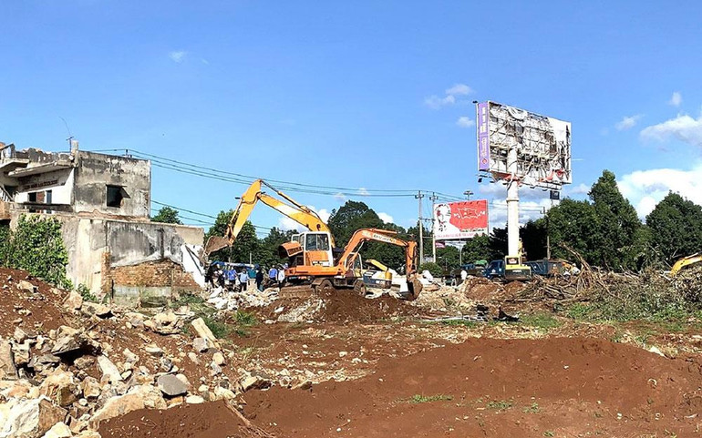 Cuối tháng 8, hoàn thành công tác giải phóng mặt bằng giao đơn vị nhà thầu thi công ngày đêm để kịp thông tuyến dự án đường Đông Tây thành phố Buôn Ma Thuột đúng dịp kỷ niệm 77 năm Ngày Quốc khánh 2/9. Cuối tháng 8, hoàn thành công tác giải phóng mặt bằng giao đơn vị nhà thầu thi công ngày đêm để kịp thông tuyến dự án đường Đông Tây thành phố Buôn Ma Thuột đúng dịp kỷ niệm 77 năm Ngày Quốc khánh 2/9.