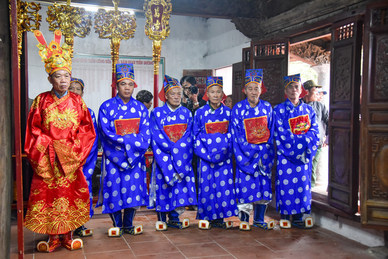 Lễ tế Thánh tại đình Vân Cù.