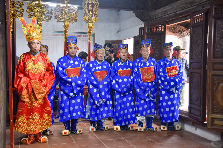 Lễ tế Thánh tại đình Vân Cù.