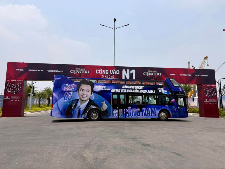 Xe bus có hình quảng bá cho Bùi Công Nam.