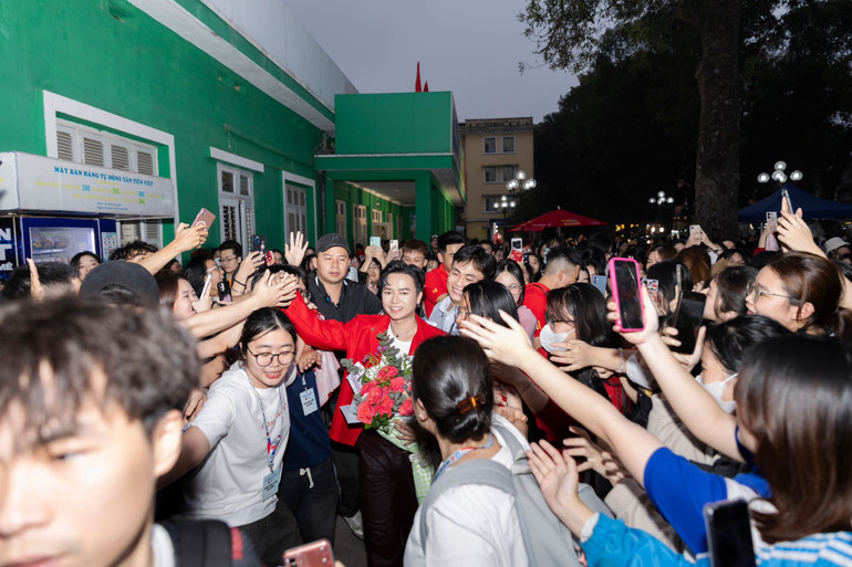 Bùi Công Nam trong vòng vây khán giả tại một sự kiện. (Ảnh: FP Bùi Công Nam)