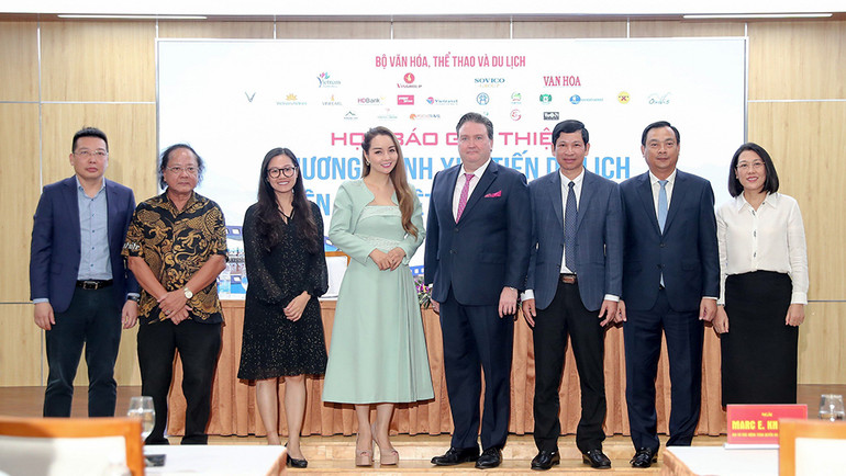 Các đại biểu dự chương trình.