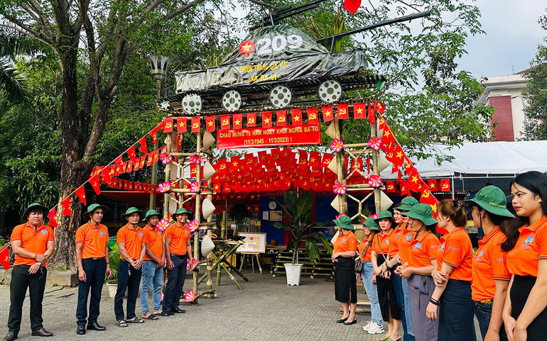 Mô hình xe tăng tái hiện gợi nhớ về chiến thắng Giá Vực ở xã Ba Vì ngày 20/9/1974. Mô hình xe tăng tái hiện gợi nhớ về chiến thắng Giá Vực ở xã Ba Vì ngày 20/9/1974.