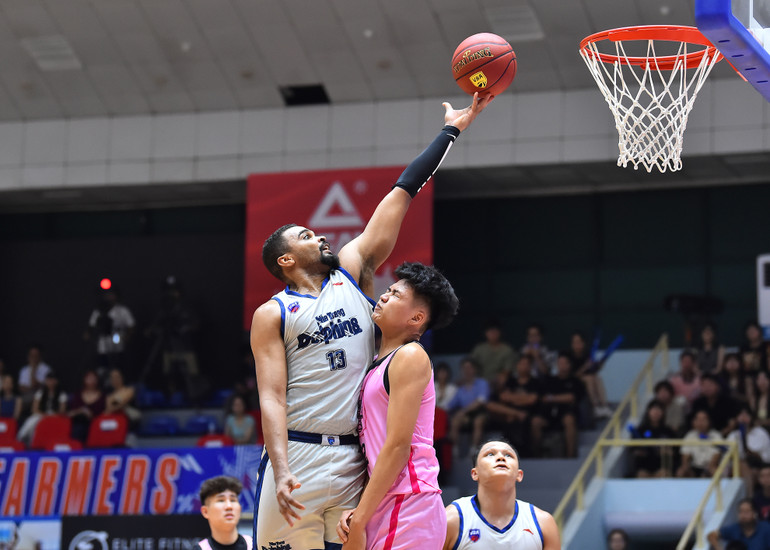 Dù rất cố gắng với 26 điểm cùng 13 rebounds sau trọn vẹn 40 phút của trận đấu, thế nhưng với việc thiếu vắng 1 ngoại binh để có thể chia lửa cùng mình, Robert Sampson không thể giúp Nha Trang Dolphins tạo nên bất ngờ trước Hanoi Buffaloes.