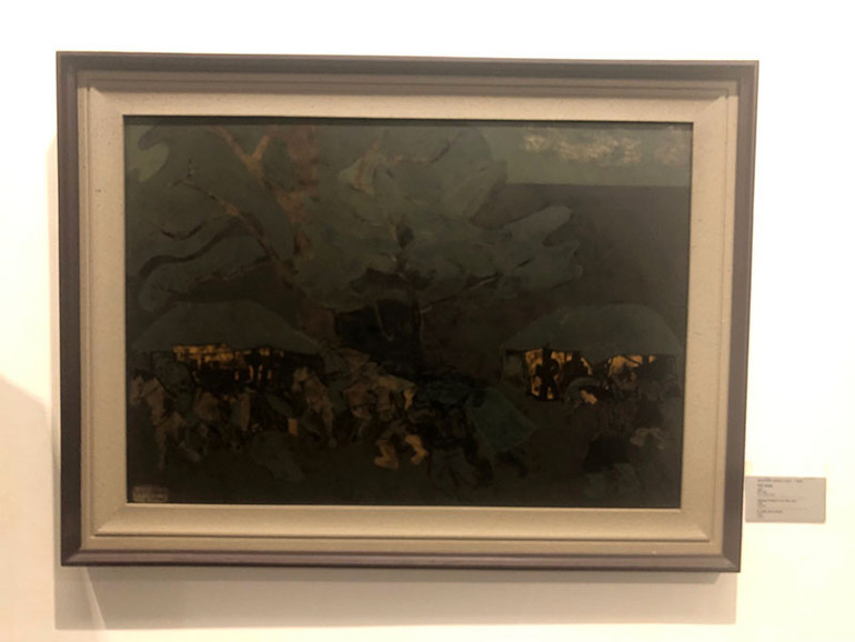 Bức "Trú mưa" của họa sĩ Nguyễn Sáng được treo tại Bảo tàng Mỹ thuật Việt Nam.