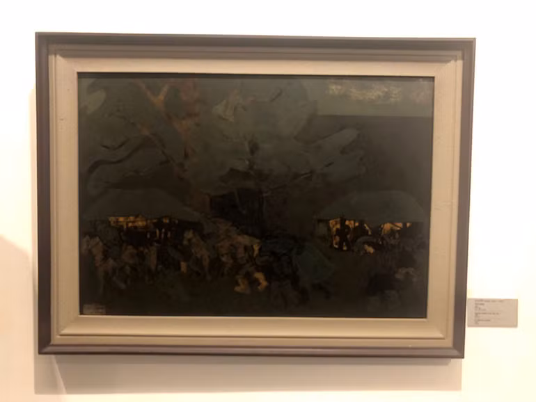 Bức "Trú mưa" của họa sĩ Nguyễn Sáng được treo tại Bảo tàng Mỹ thuật Việt Nam.